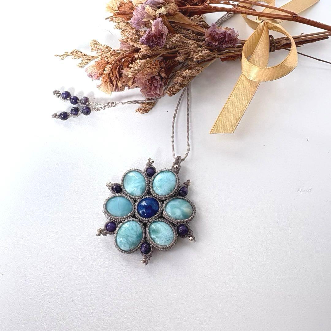 ♡新春sale小粒ラリマー×ラピスラズリ×チャロアイトのお花のマクラメネックレス