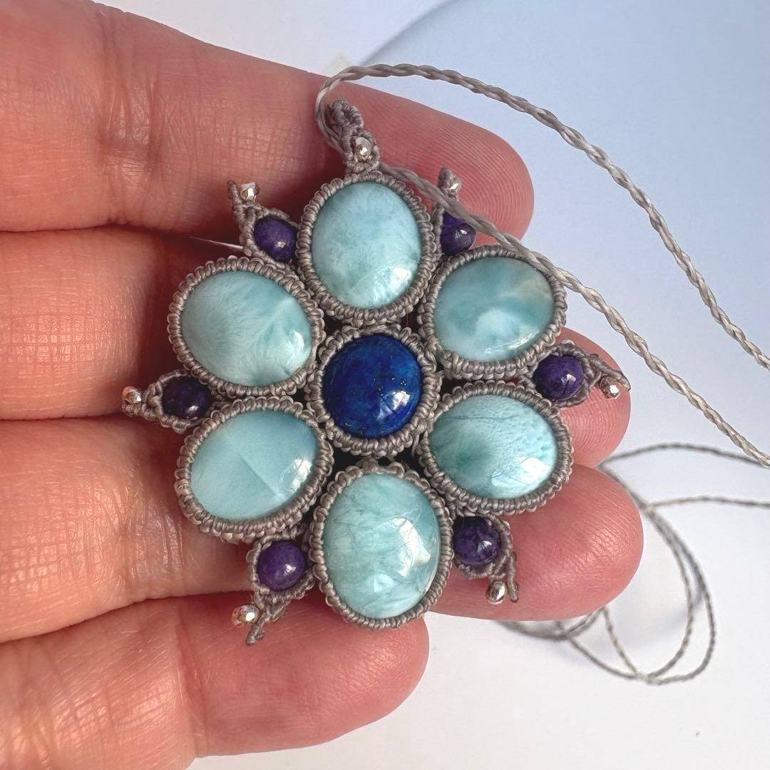 ♡新春sale小粒ラリマー×ラピスラズリ×チャロアイトのお花のマクラメネックレス