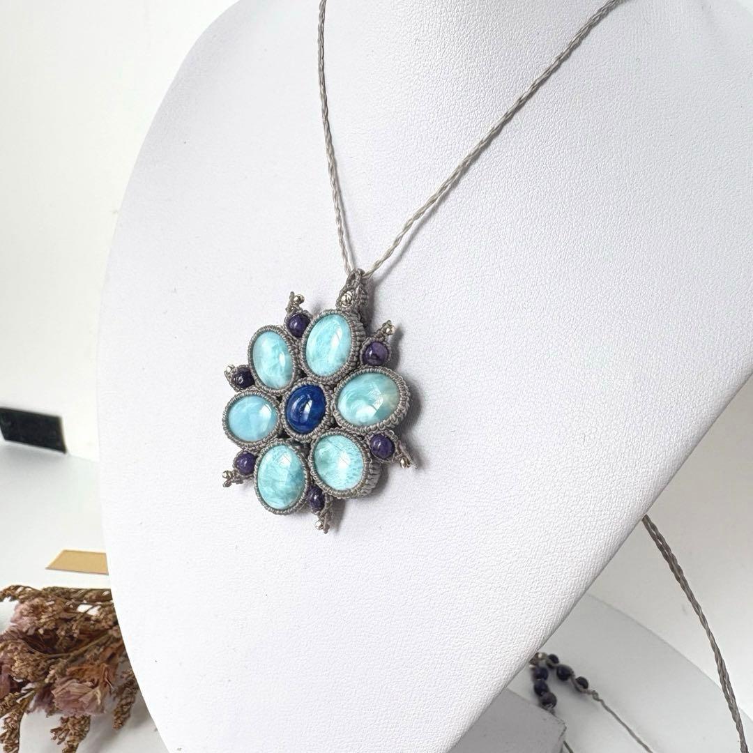 ♡新春sale小粒ラリマー×ラピスラズリ×チャロアイトのお花のマクラメネックレス