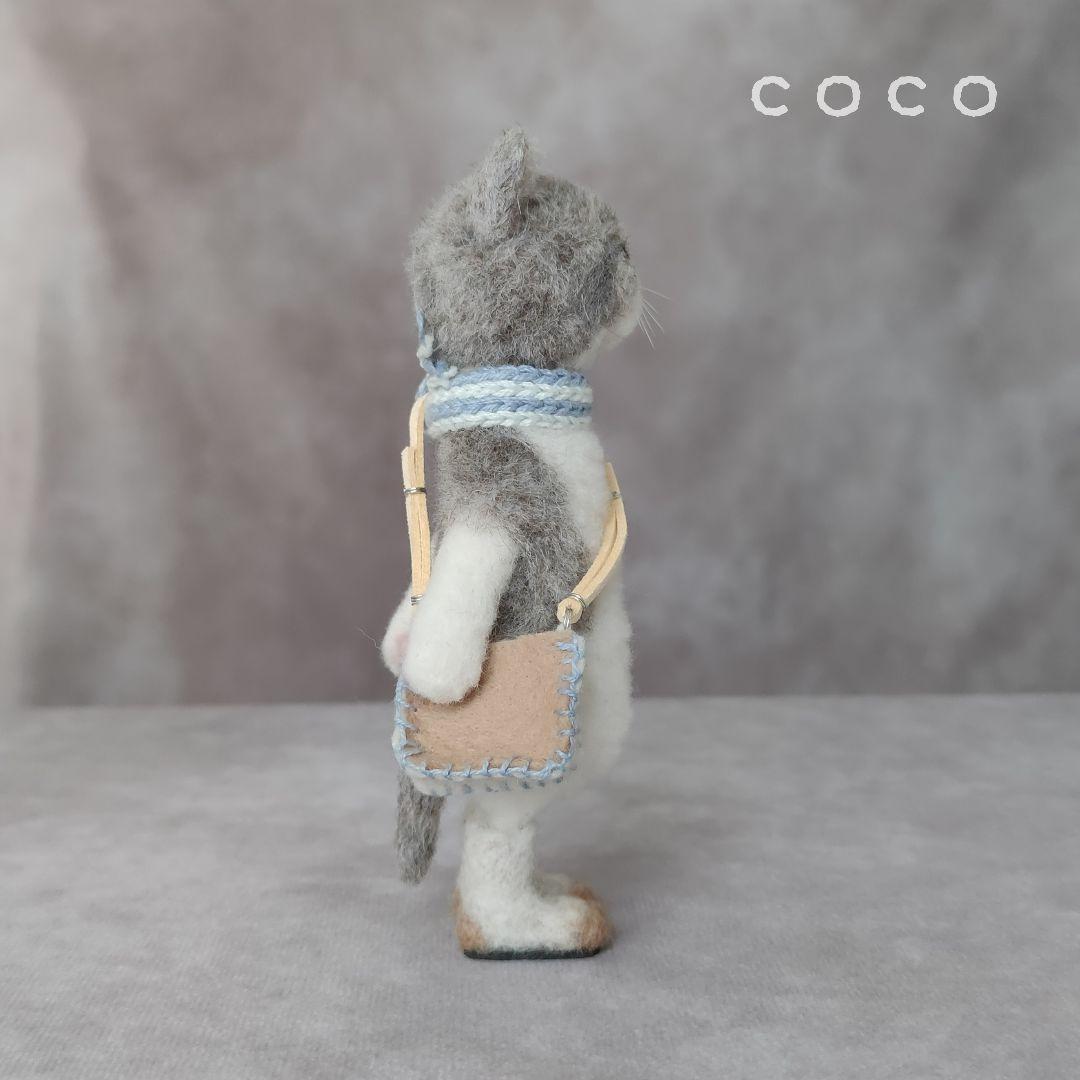 ショルダーバックを下げたエキゾチックショートヘアさん(グレー)