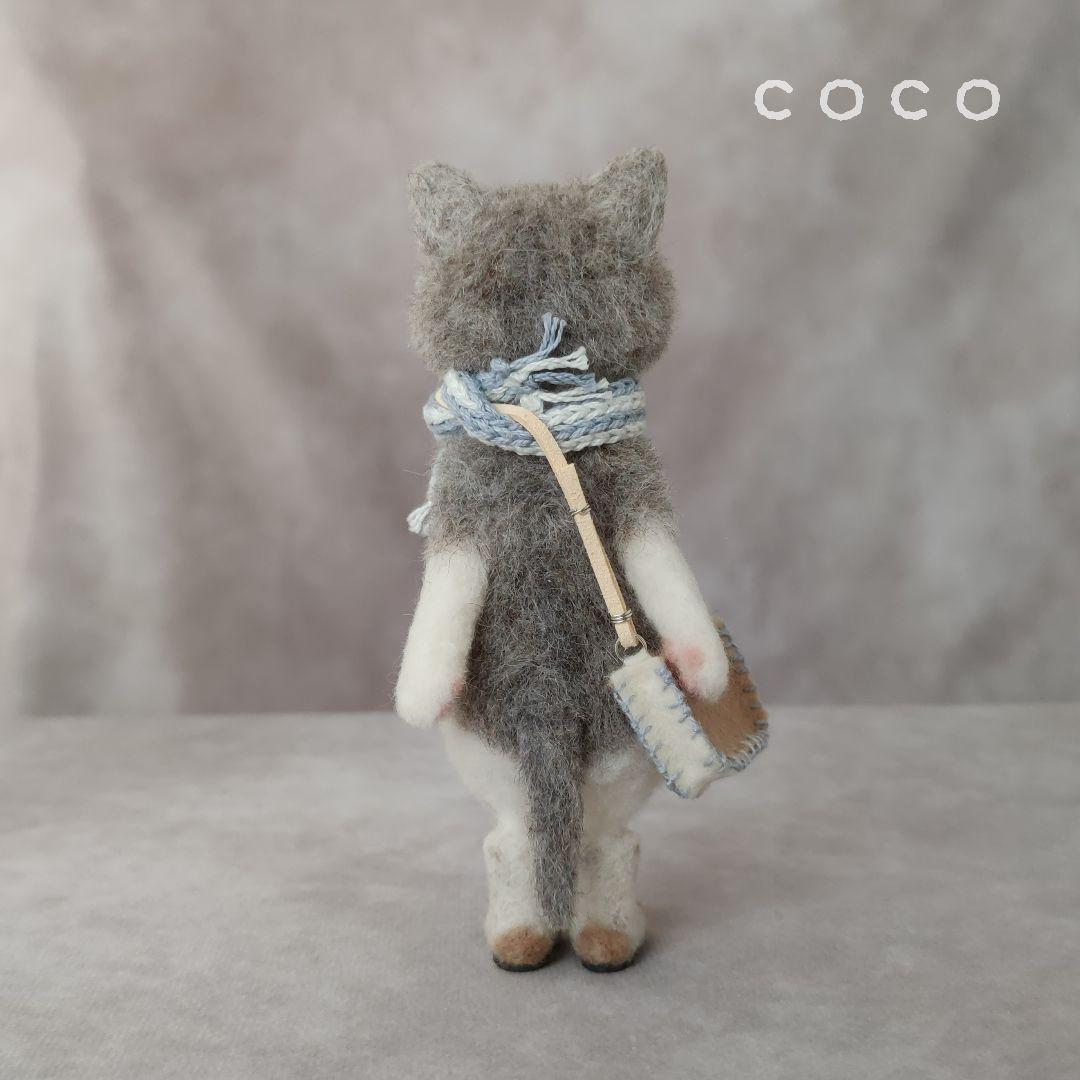 ショルダーバックを下げたエキゾチックショートヘアさん(グレー)