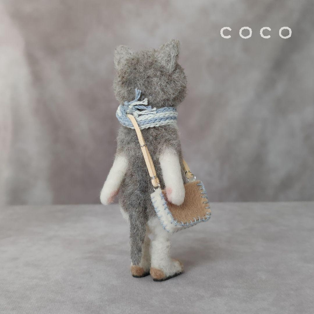 ショルダーバックを下げたエキゾチックショートヘアさん(グレー)