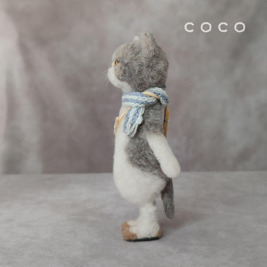 ショルダーバックを下げたエキゾチックショートヘアさん(グレー)