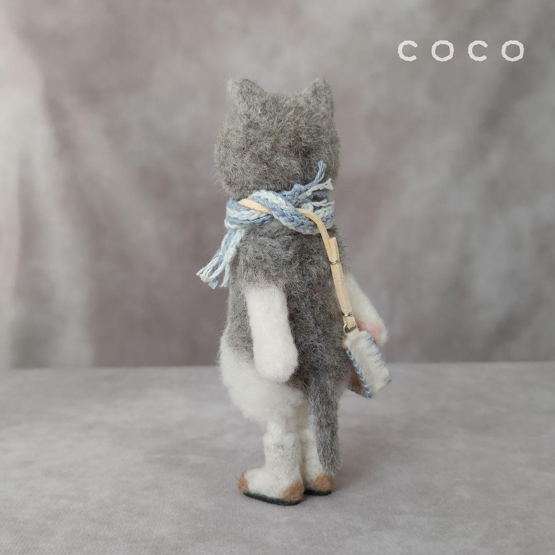 ショルダーバックを下げたエキゾチックショートヘアさん(グレー)