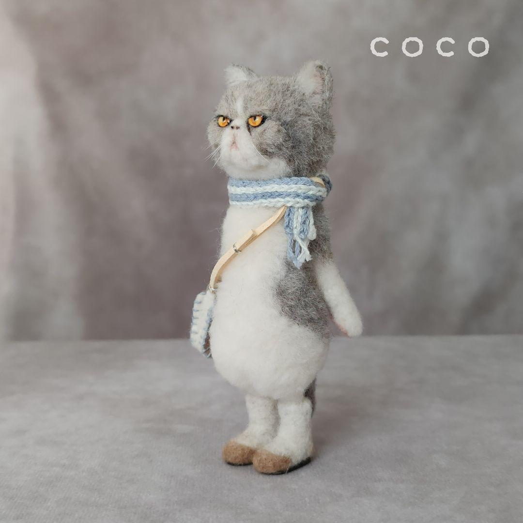 ショルダーバックを下げたエキゾチックショートヘアさん(グレー)