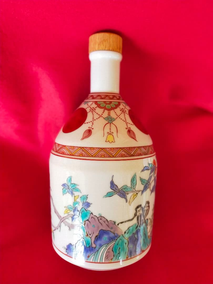サントリーウイスキー空ボトル　有田焼　錦赤玉瓔珞文風物絵