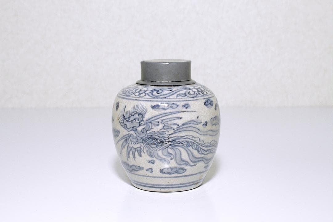 青い花模様の陶器の壺