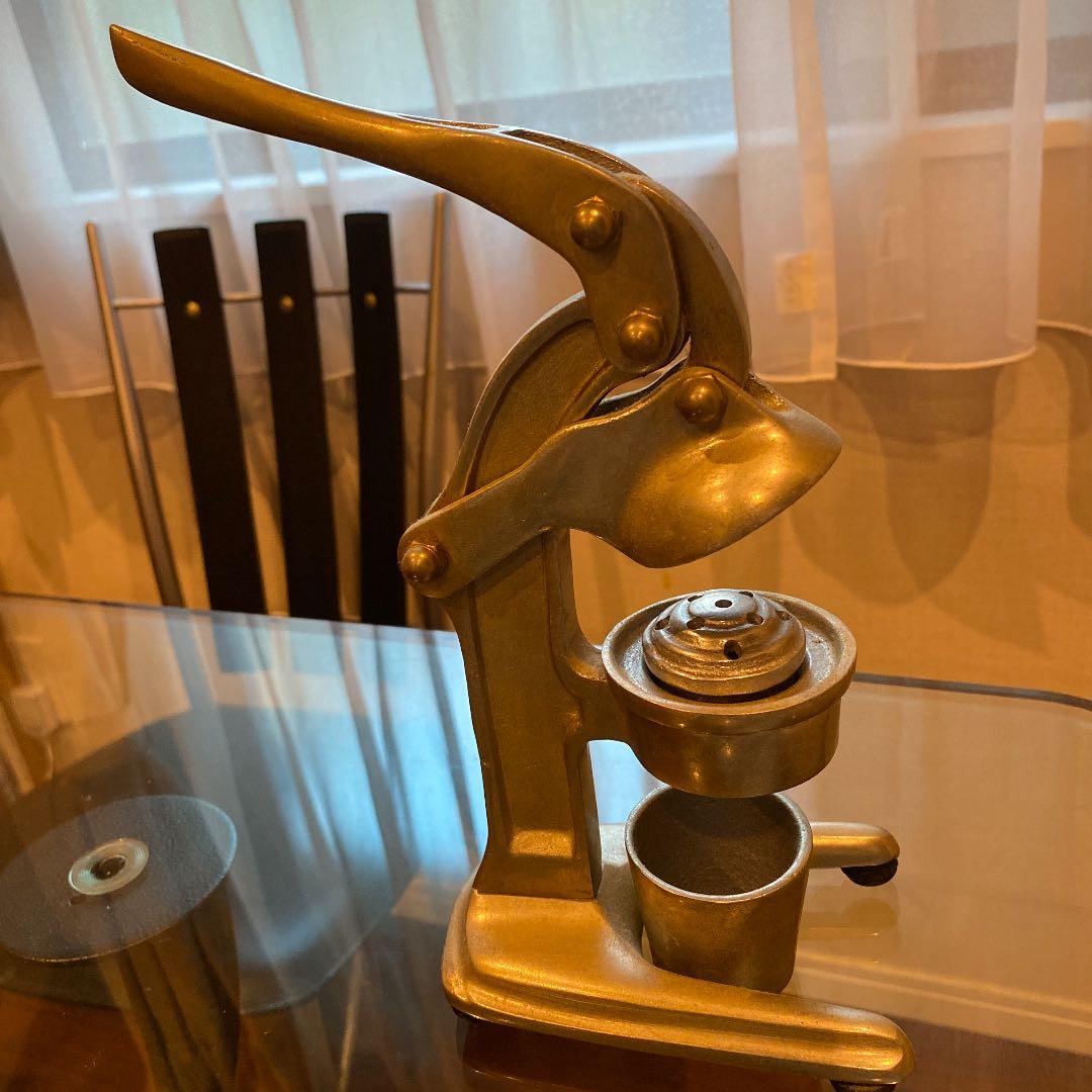 レトロなシェーカーとジュース搾り機