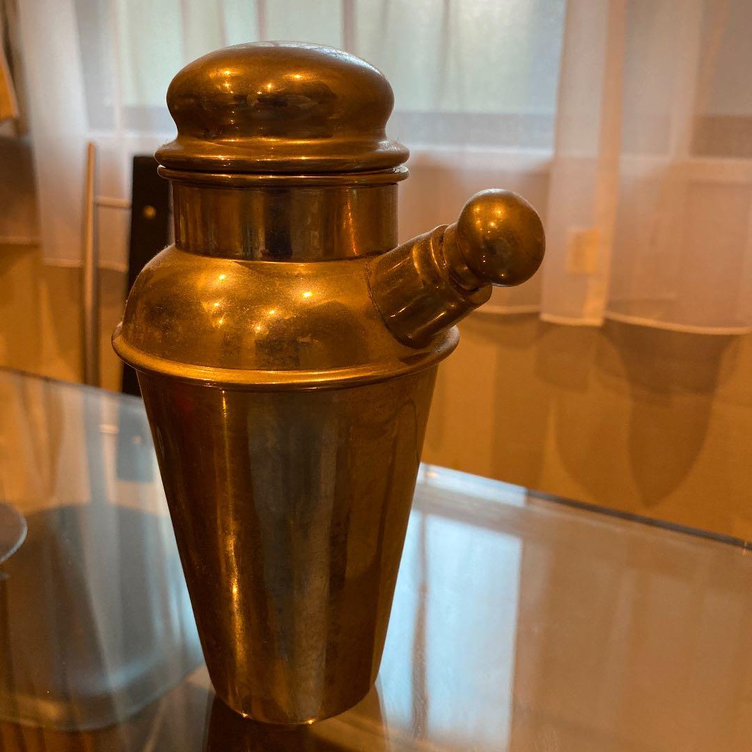 レトロなシェーカーとジュース搾り機