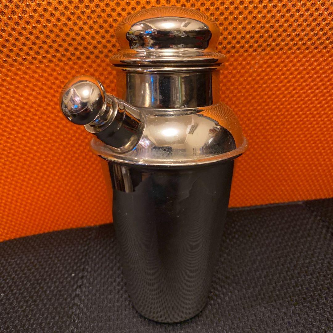 レトロなシェーカーとジュース搾り機