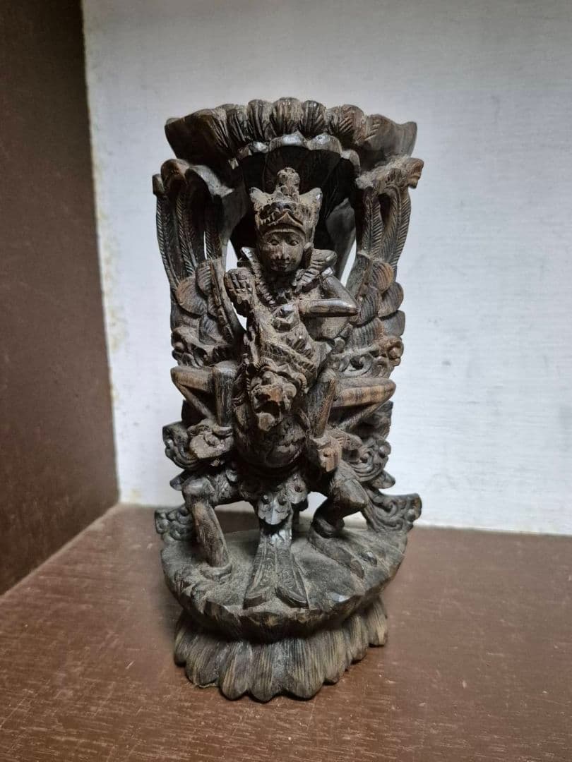 ヴィシュヌ神　ビシュヌ　ガルーダ　木彫　彫刻　仏教美術　ネパール美術