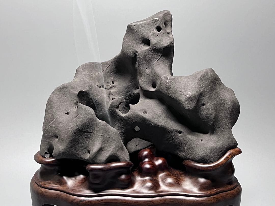 太湖石 自然石 鑑賞石 飾り石 中国美術 紫檀台座 香炉石 置物 高さ24cm