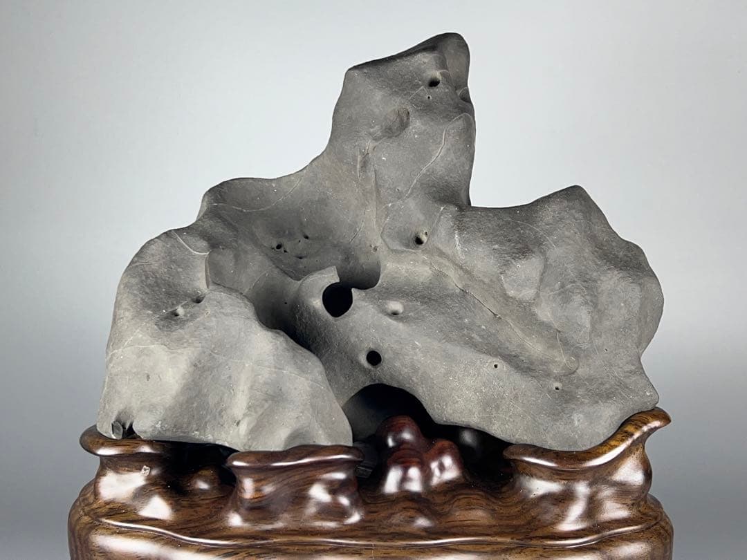 太湖石 自然石 鑑賞石 飾り石 中国美術 紫檀台座 香炉石 置物 高さ24cm