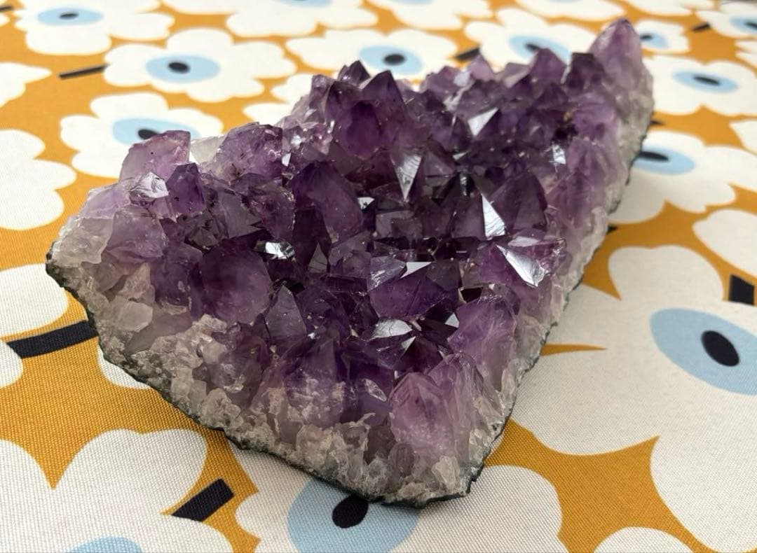 SALE✩.*˚天然石 水晶 アメジスト クラスター 原石 3.5kg 台座付き