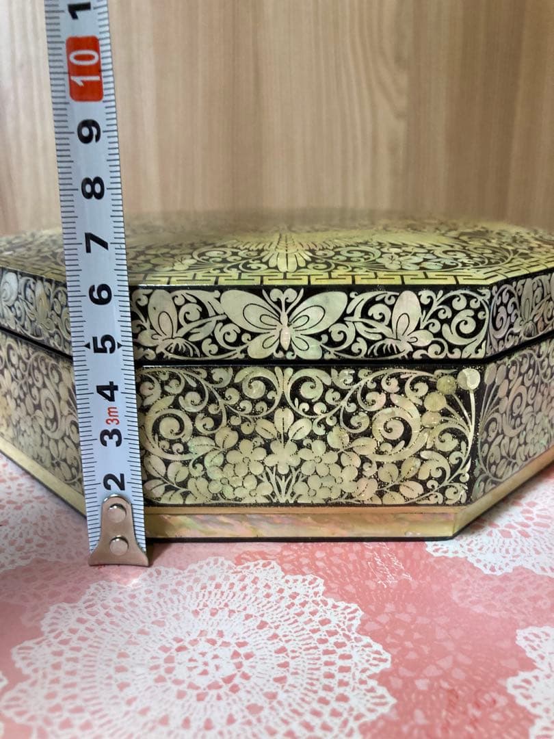 韓国製 螺鈿細工 八角形物入　 鳳凰文様 漆塗り 貝細工