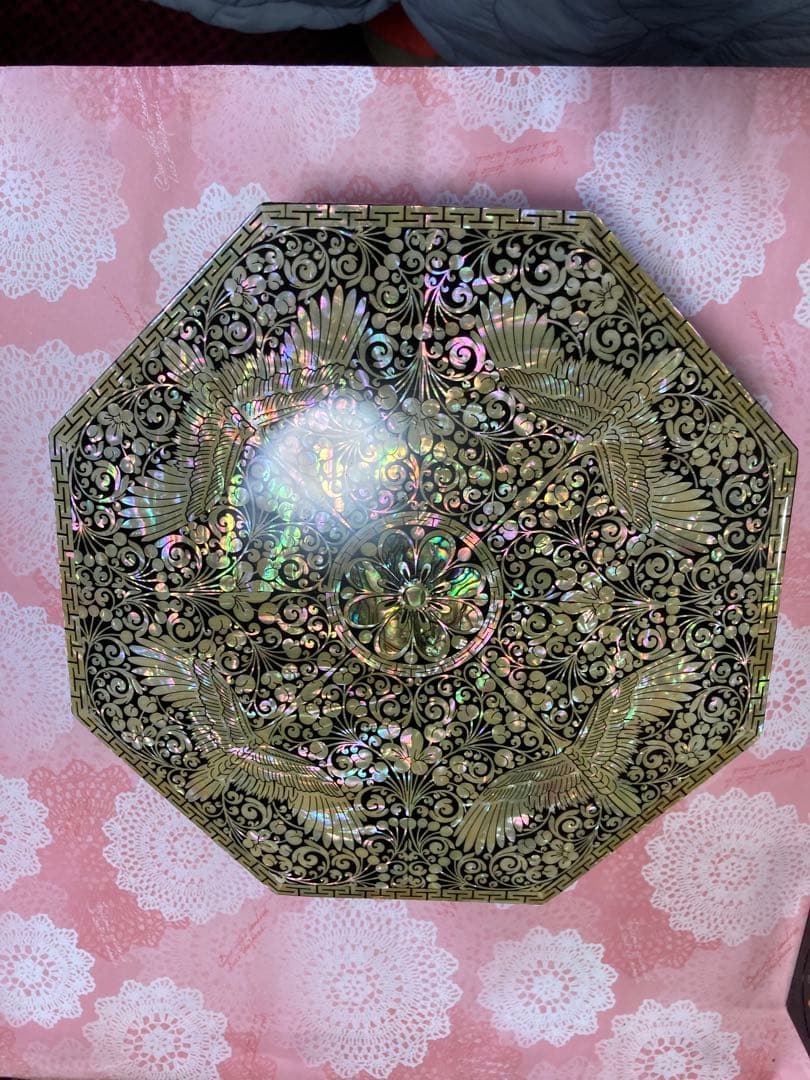 韓国製 螺鈿細工 八角形物入　 鳳凰文様 漆塗り 貝細工