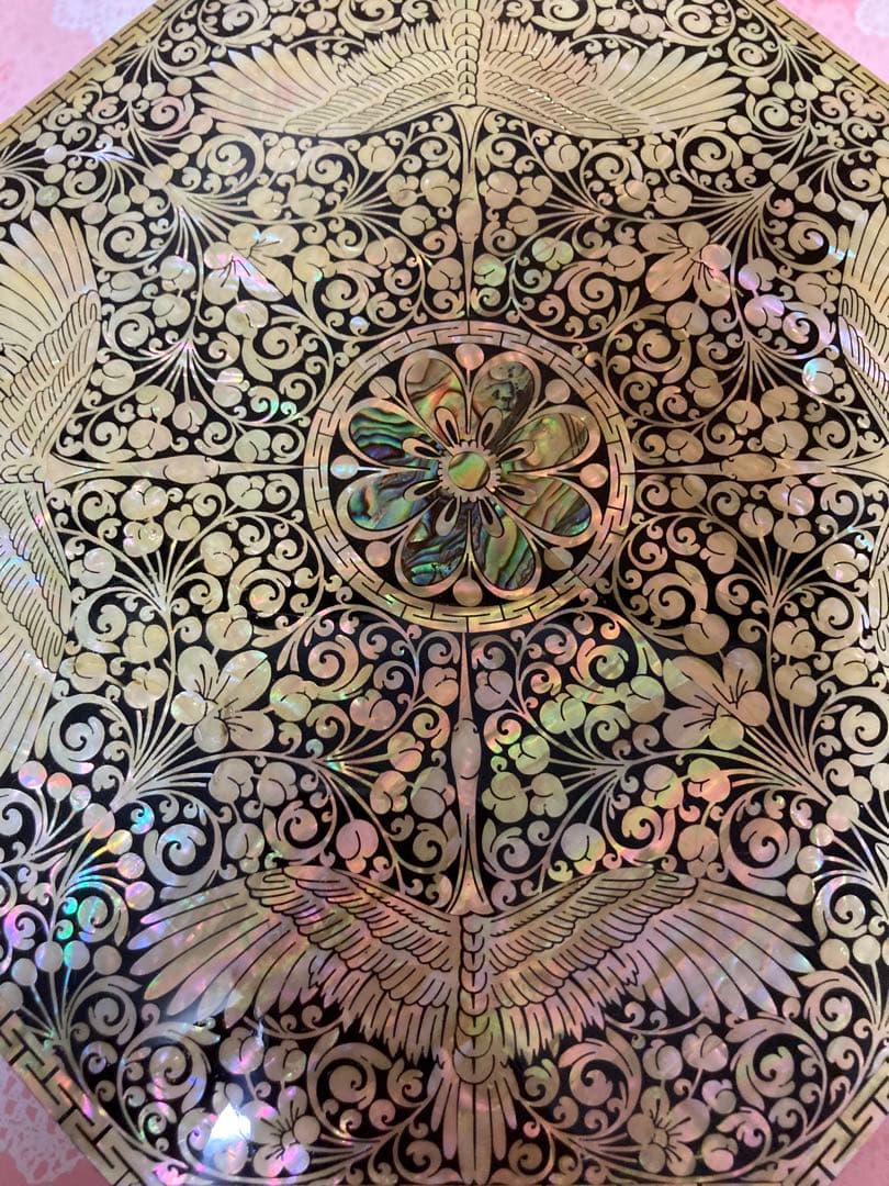 韓国製 螺鈿細工 八角形物入　 鳳凰文様 漆塗り 貝細工