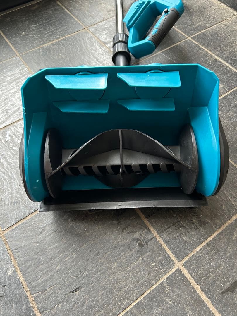 青の二重ローター式除雪機