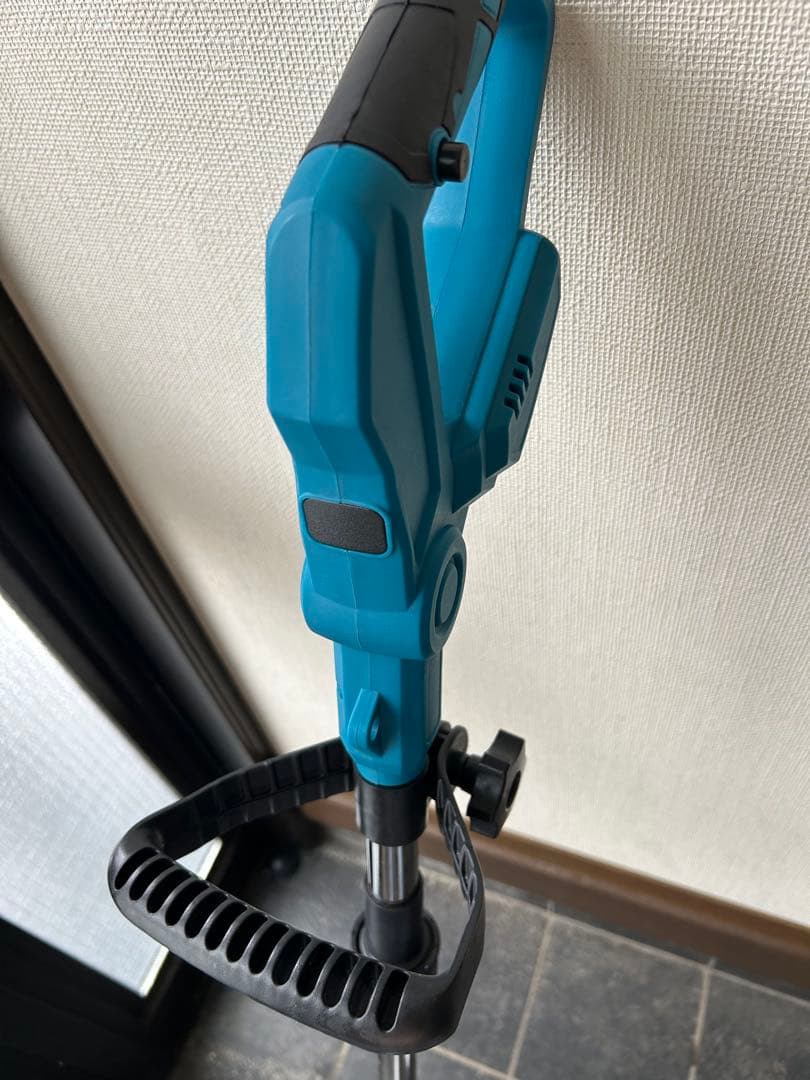 青の二重ローター式除雪機