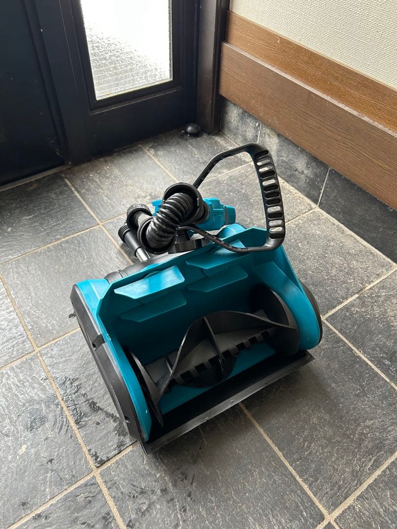 青の二重ローター式除雪機