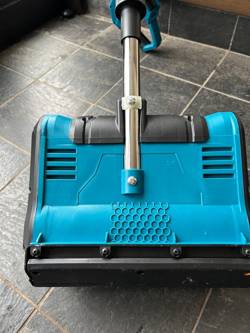 青の二重ローター式除雪機