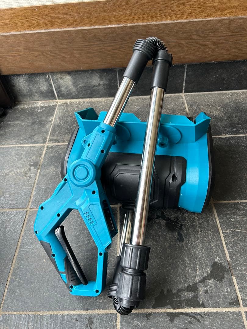 青の二重ローター式除雪機