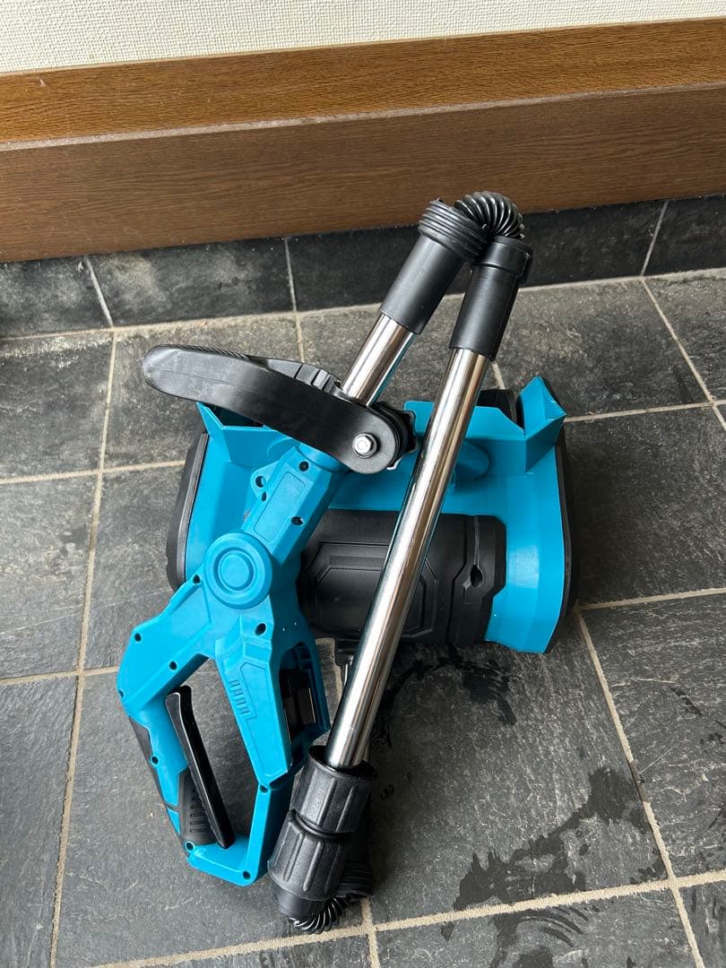 青の二重ローター式除雪機