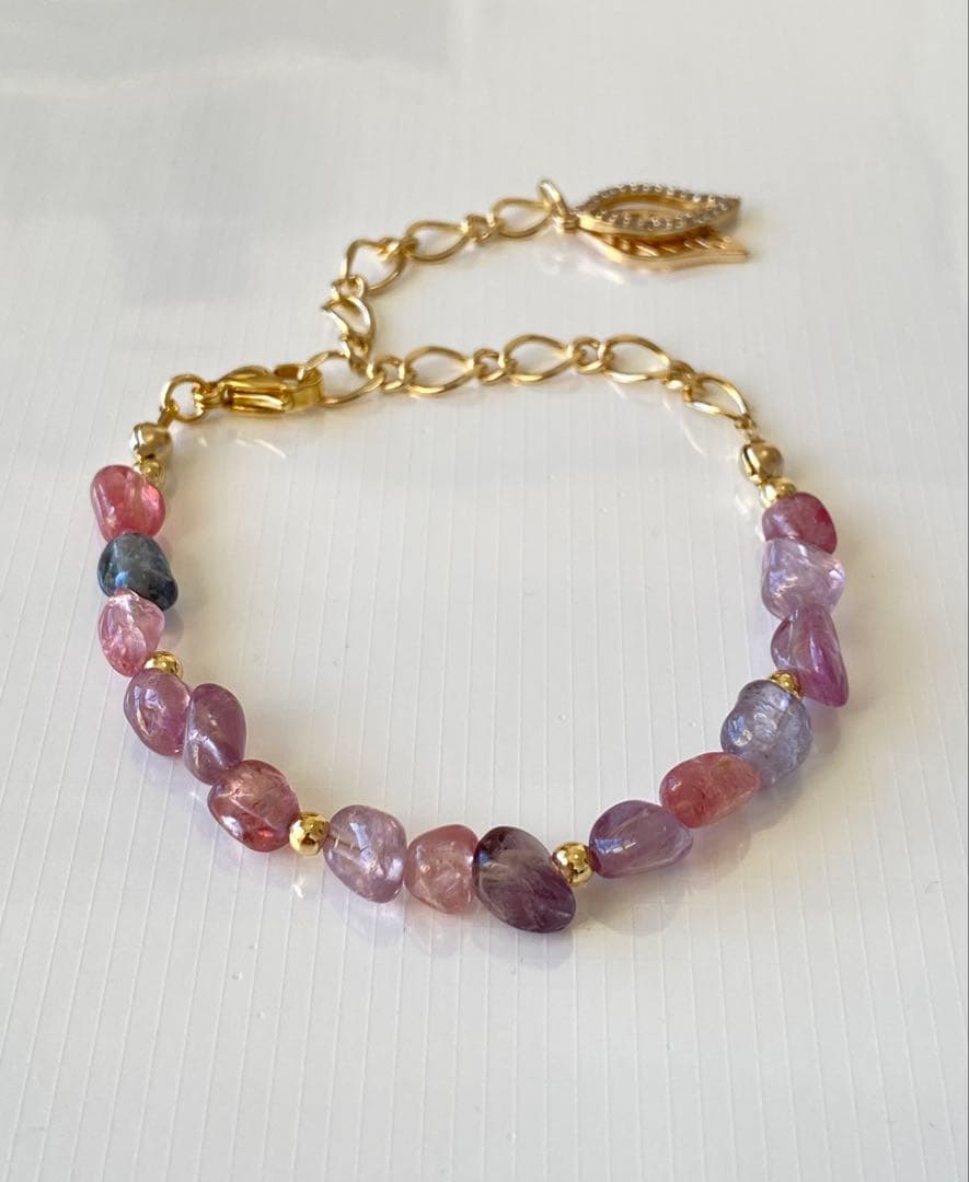 マルチカラースピネルワイヤーデザインブレス