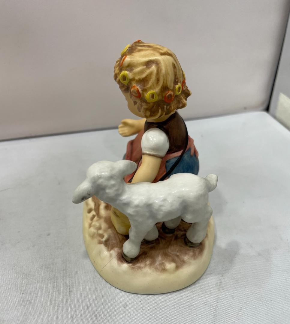 ▼Goebel ゲーベル 羊と少女