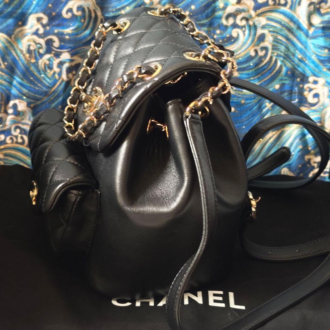 キルティングデザインのブラックレザーリュック