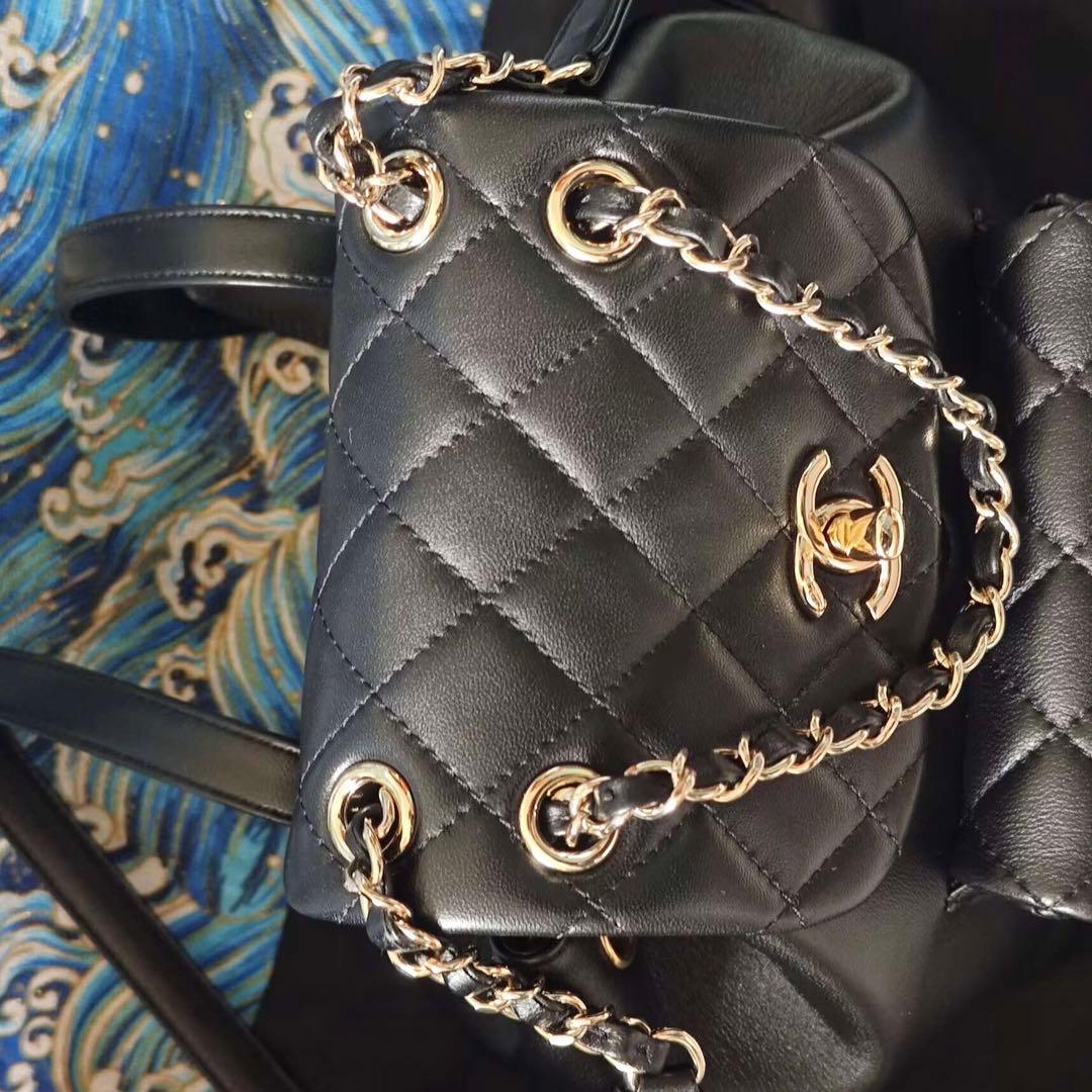 キルティングデザインのブラックレザーリュック