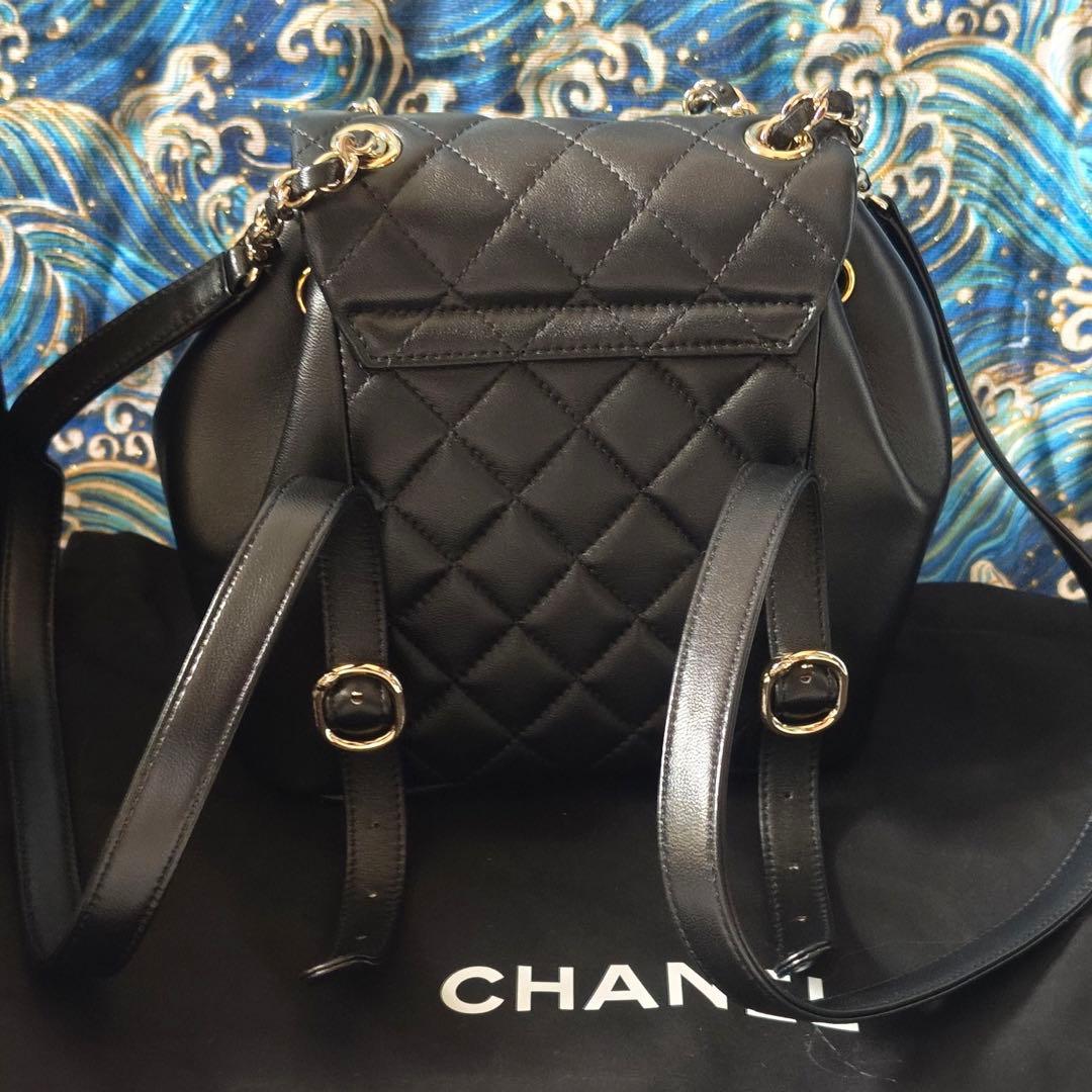 キルティングデザインのブラックレザーリュック