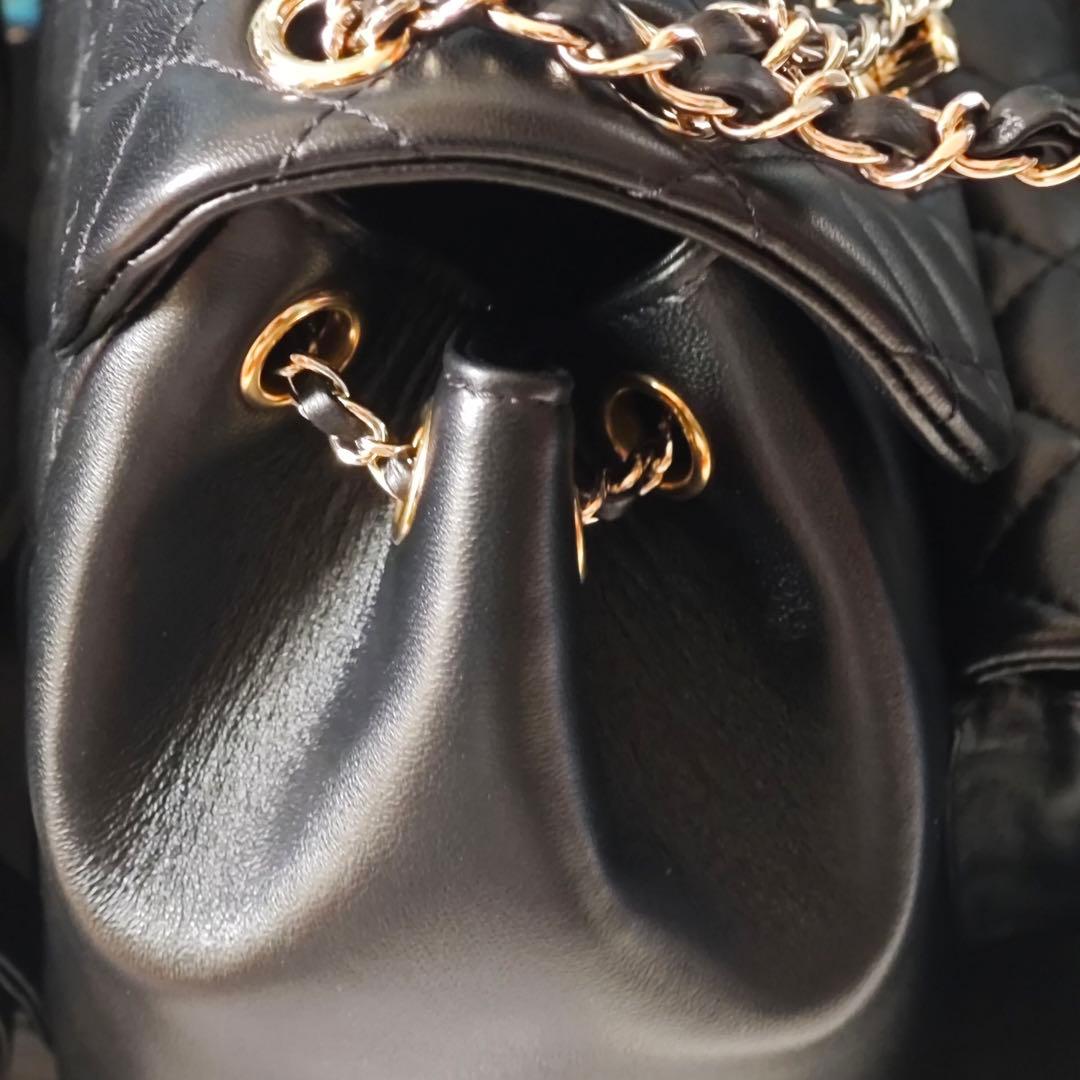 キルティングデザインのブラックレザーリュック