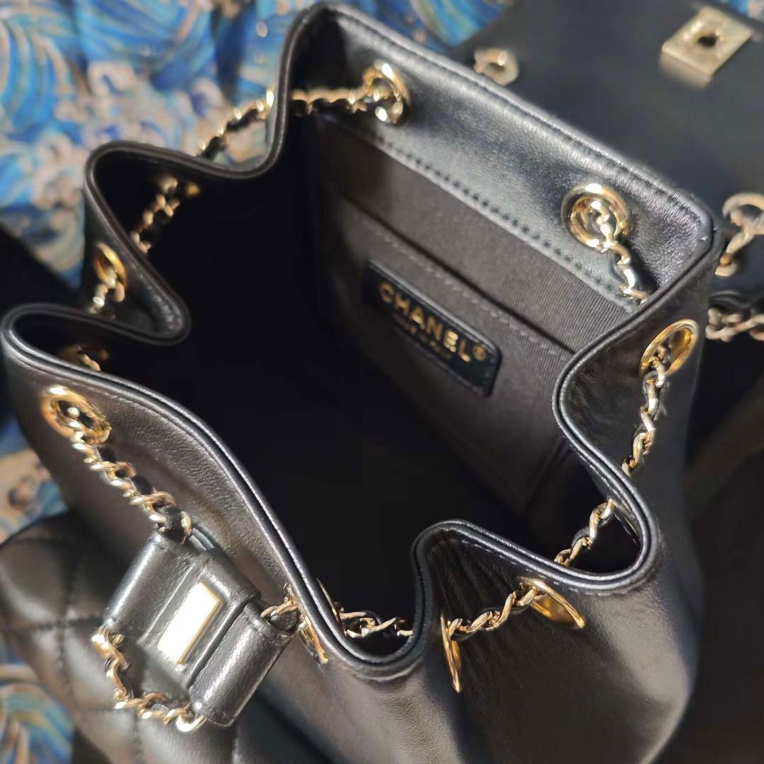 キルティングデザインのブラックレザーリュック