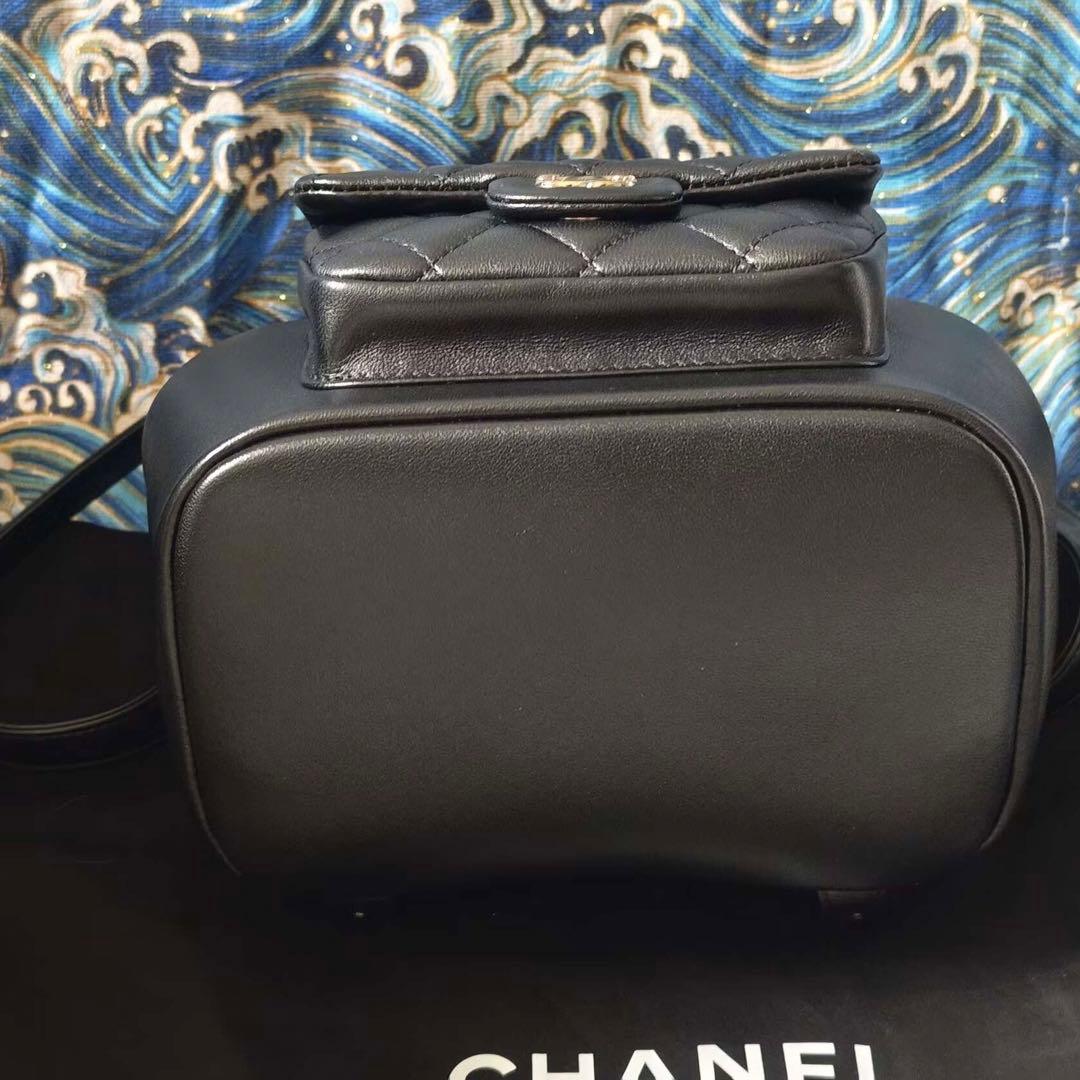 キルティングデザインのブラックレザーリュック