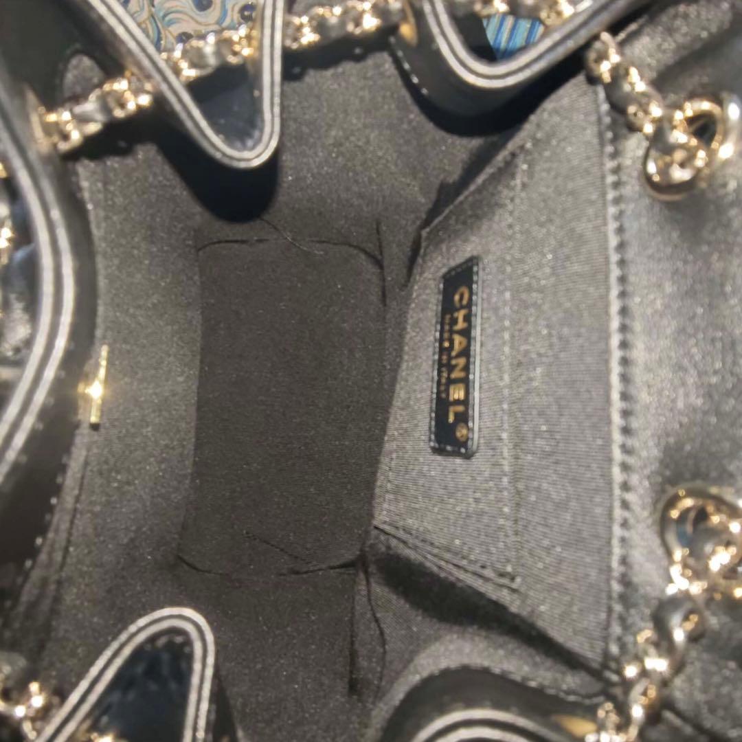 キルティングデザインのブラックレザーリュック