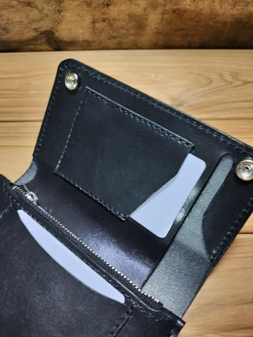 栃木レザー　ワイルドサドル　黒　札ポケット付きミドルトラッカーウォレット