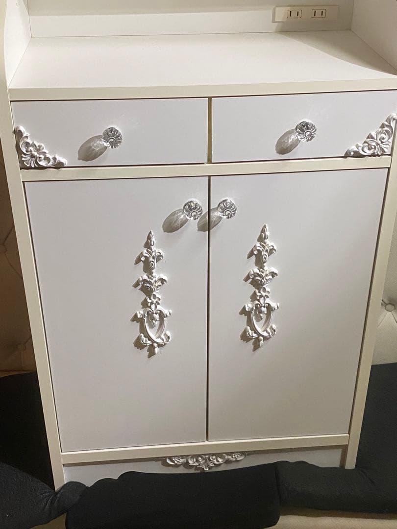 ロココ♦️ホワイトシャビー キャビネット♡コンパクトで大容量♦️コンセント付♦️送料込