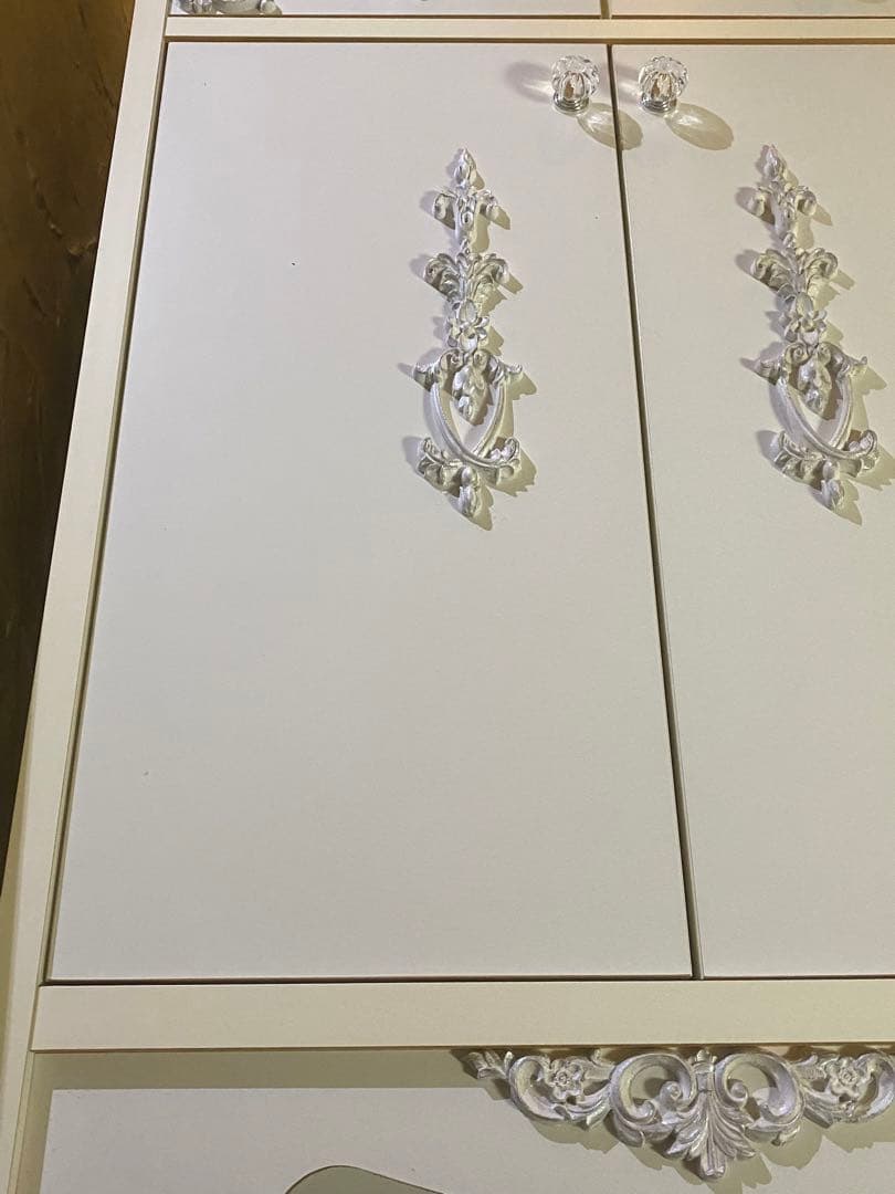 ロココ♦️ホワイトシャビー キャビネット♡コンパクトで大容量♦️コンセント付♦️送料込