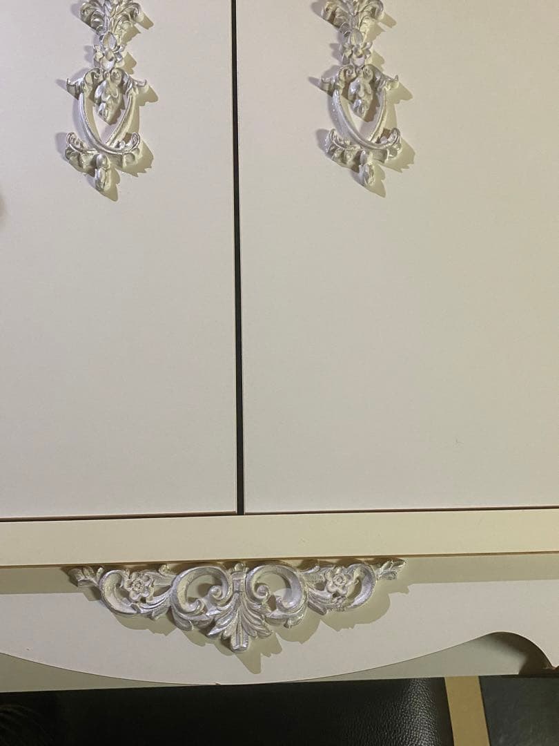 ロココ♦️ホワイトシャビー キャビネット♡コンパクトで大容量♦️コンセント付♦️送料込