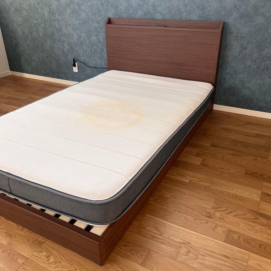 ★期間限定★【引き取り限定】セミダブルベッド（マットレス付）