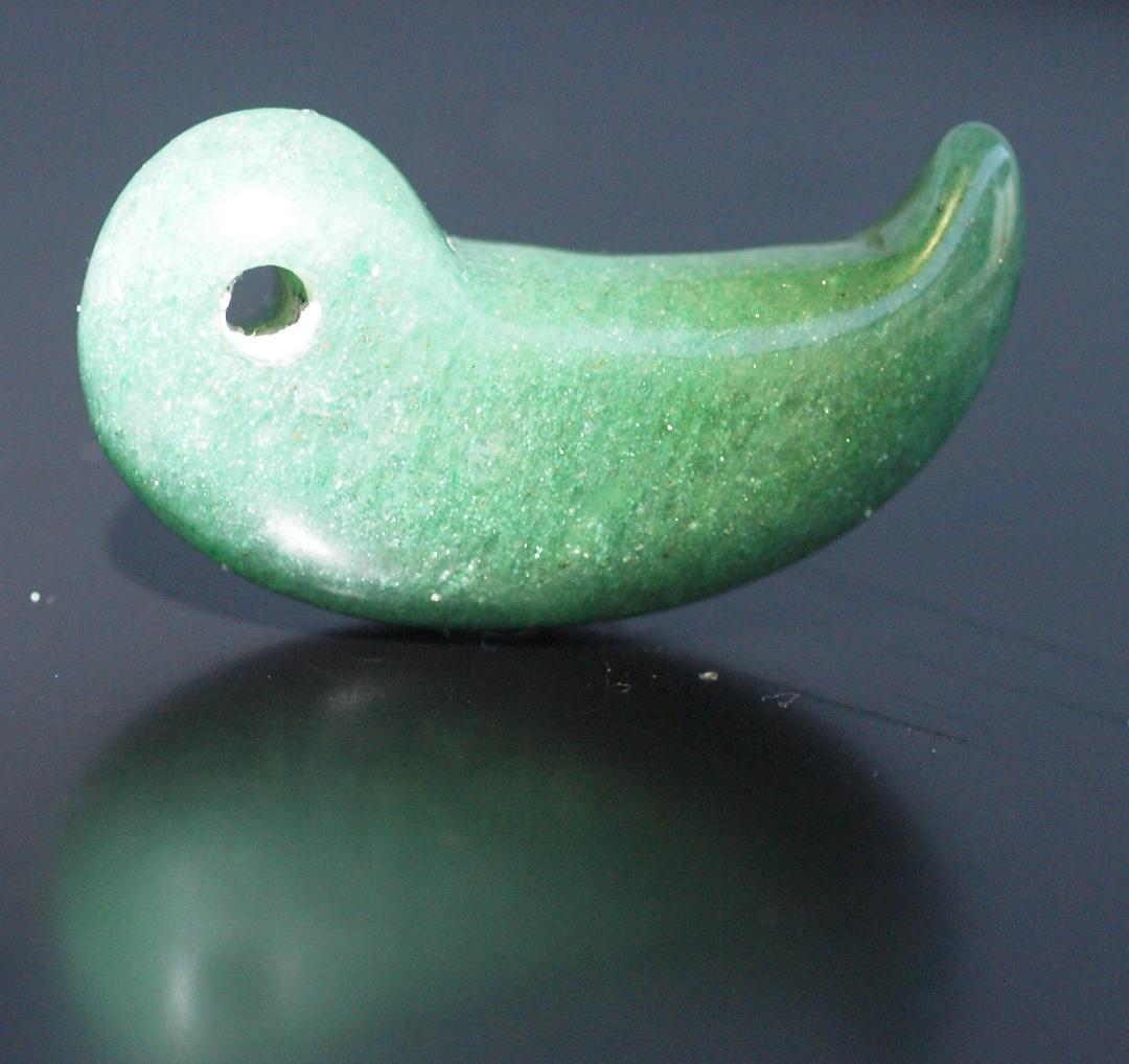 光にかざすと薄緑の細い帯状紋が出現、頭・胴の間