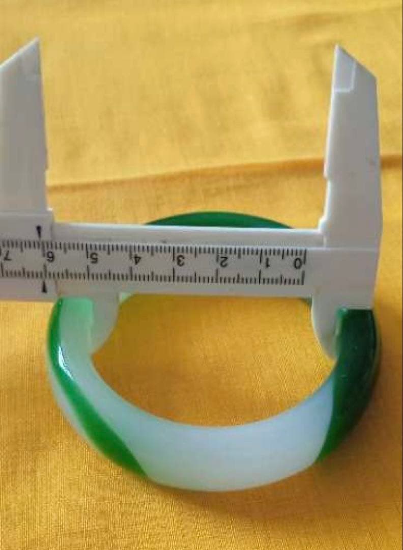 緑と白の玉の腕輪二つ　綺麗なヒスイ　入手困難