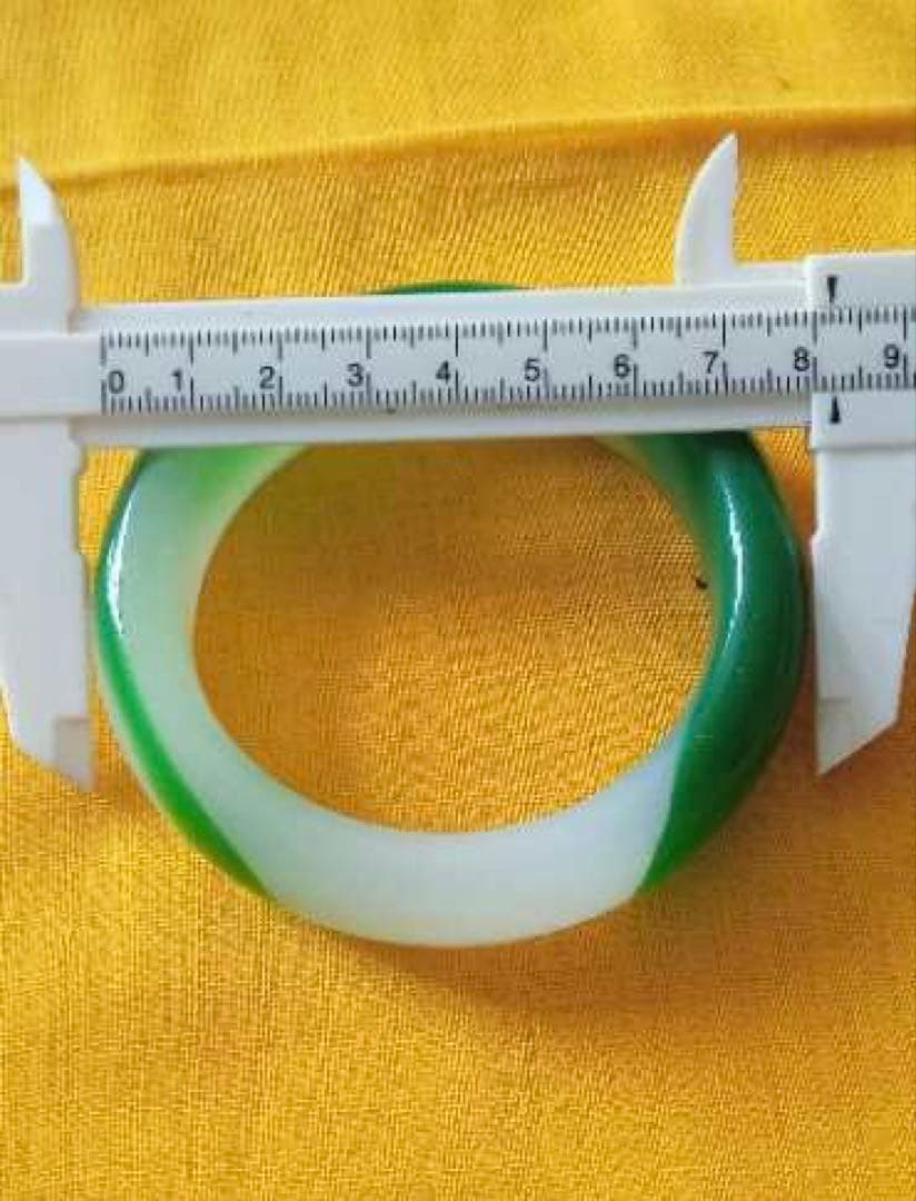 緑と白の玉の腕輪二つ　綺麗なヒスイ　入手困難