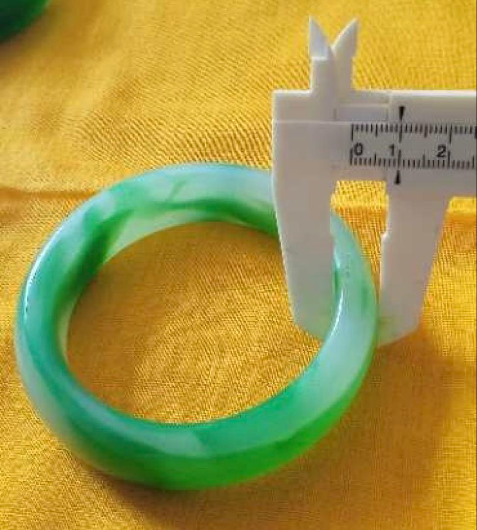 緑と白の玉の腕輪二つ　綺麗なヒスイ　入手困難