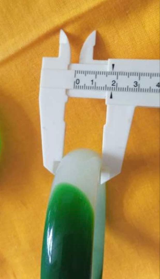 緑と白の玉の腕輪二つ　綺麗なヒスイ　入手困難