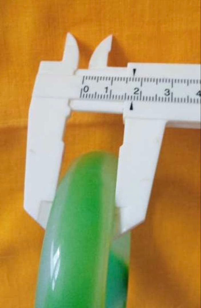 緑と白の玉の腕輪二つ　綺麗なヒスイ　入手困難