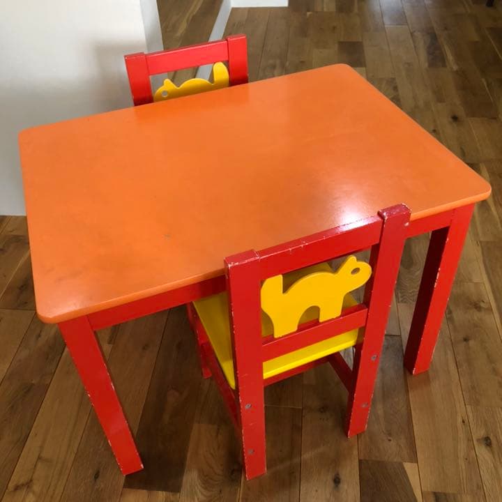 ほぼ新品 IKEA木製の小型テーブルと椅子とおもちゃセットで販売