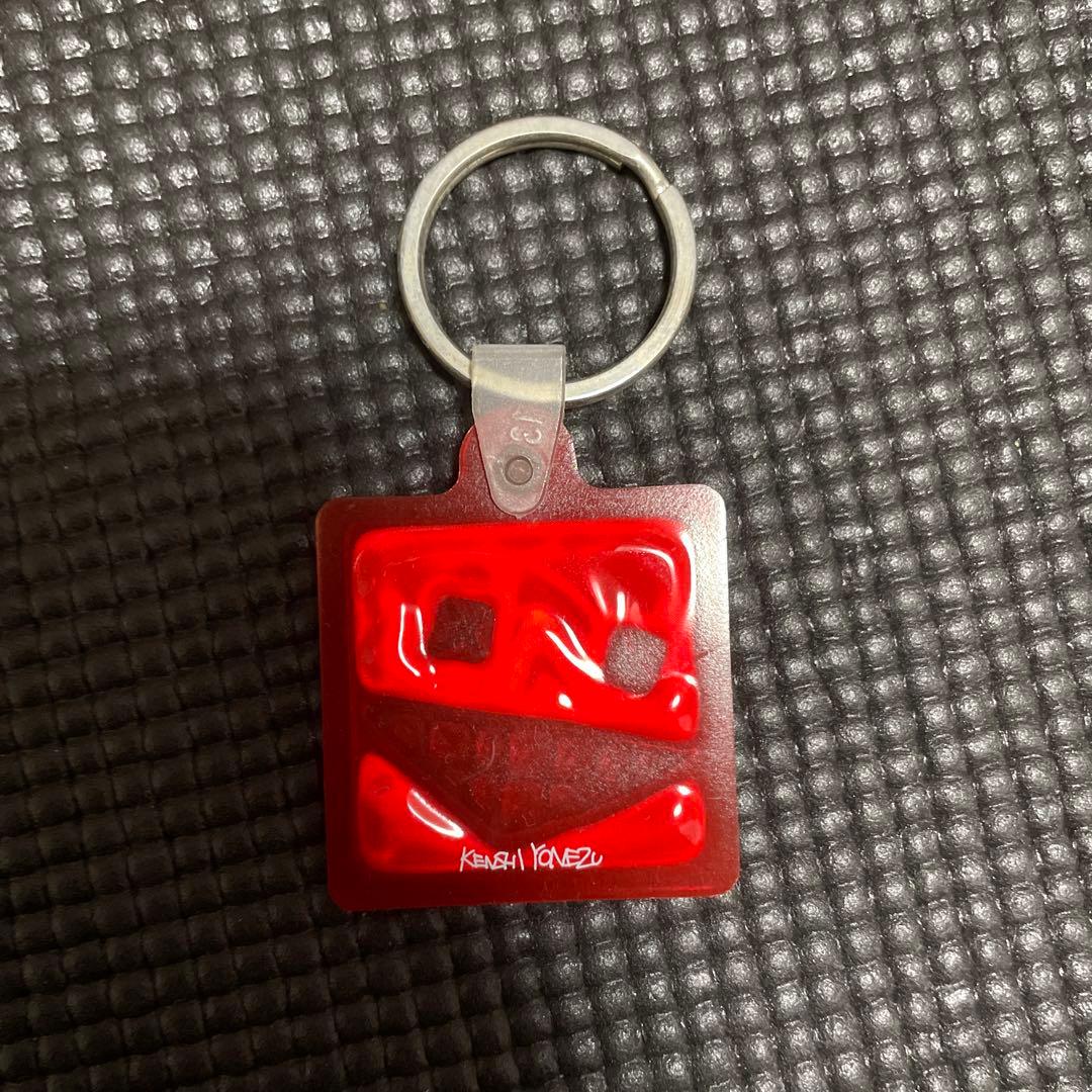 米津玄師 ニンマリくん キーホルダー - メルカリ