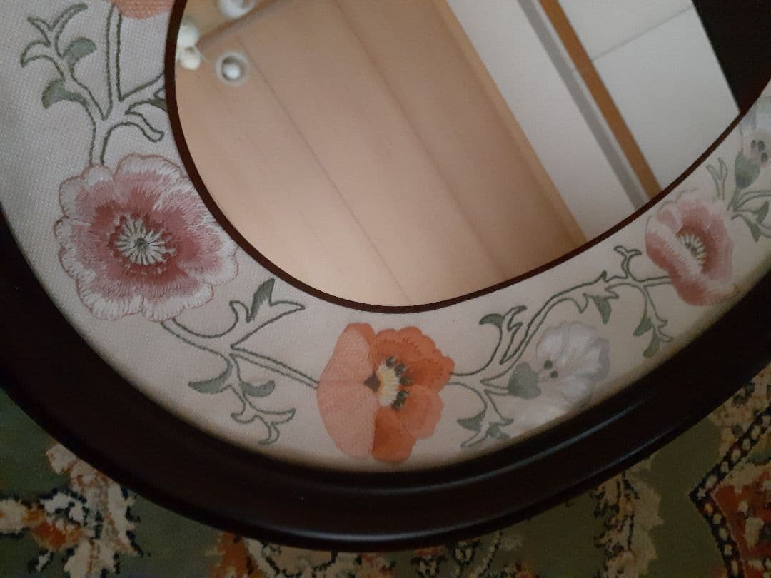 戸塚刺繍(美品) 花柄デザインの楕円形ミラー　他に ウェルカム額(追加)